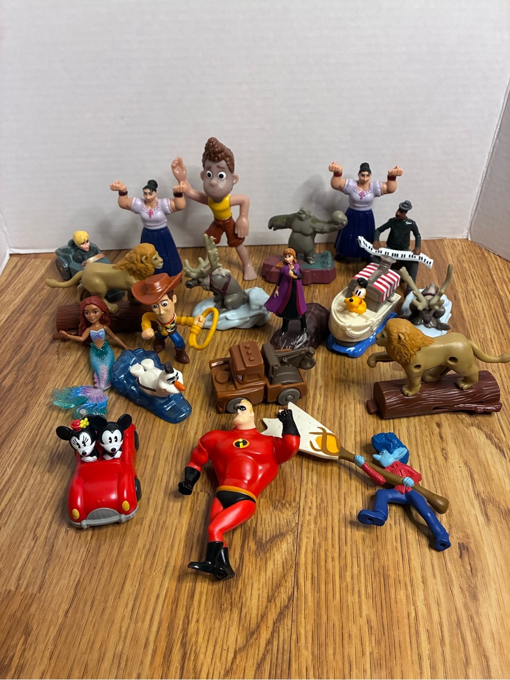 Huge Lot Of Disney Fast Food Toys Frozen, Lion King, And The Little Mermaid